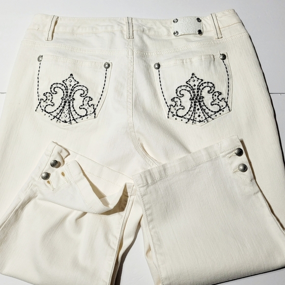 Style & Co. Premium Capris Jeans Soft White Embroidered & Rhinestones (14) - Picture 4 of 11